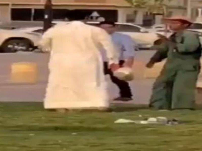 بالفيديو: شاب يصفع عامل نظافة في السعودية!